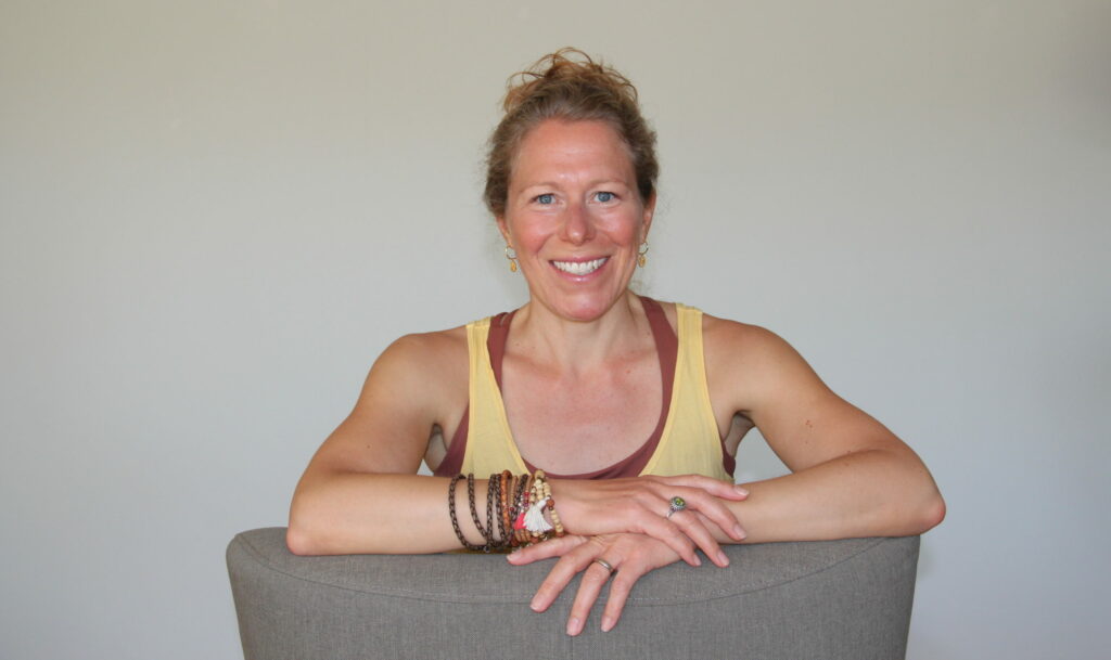 Sandra Nonella - Erfahrene zertifizierte Yoga Lehrerin und das Gesicht hinter Sanella Yoga Eglisau