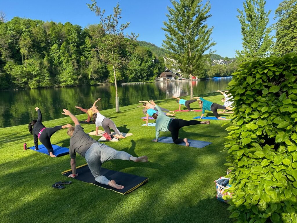 Sanella Yoga - Outdoor Yoga am Rhein in Eglisau