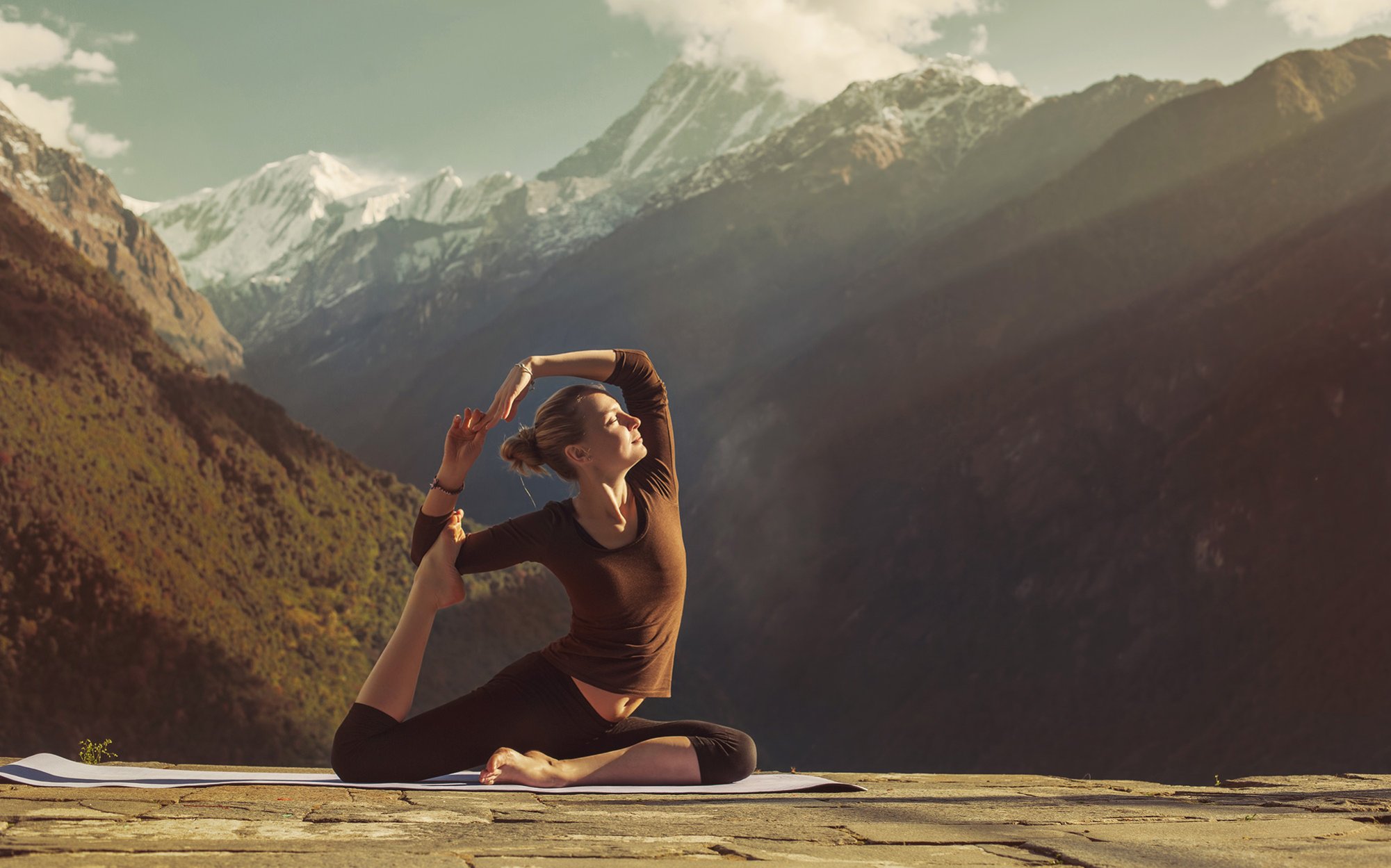 Sanella Yoga - ROOT & FLOW – YOGA RETREAT - 21. – 23. MAI 2027 - Meisser Resort, Guarda, Engadin, Schweiz - Outdoor Yoga