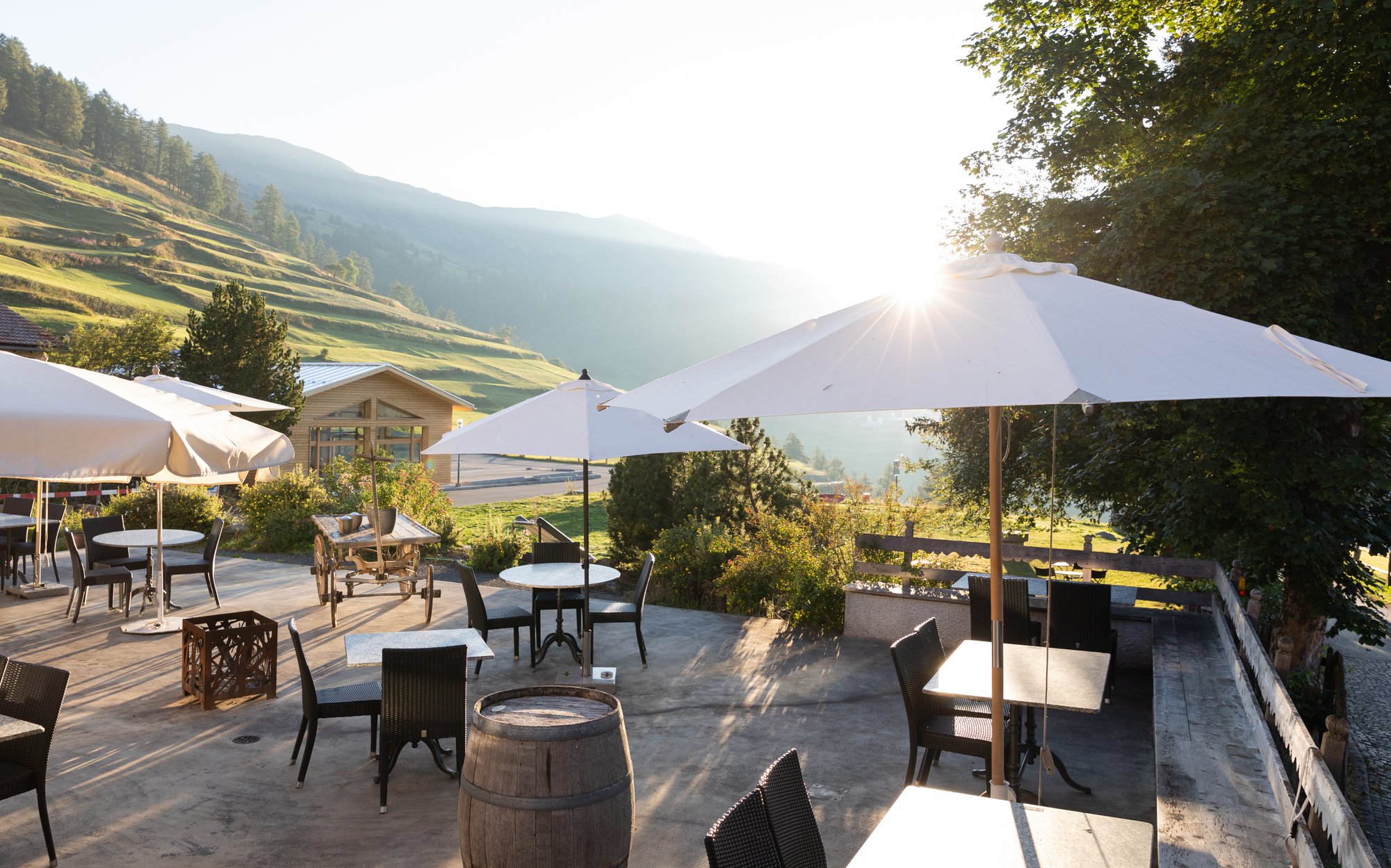 Sanella Yoga - ROOT & FLOW – YOGA RETREAT - 21. – 23. MAI 2027 - Meisser Resort, Guarda, Engadin, Schweiz - Terasse